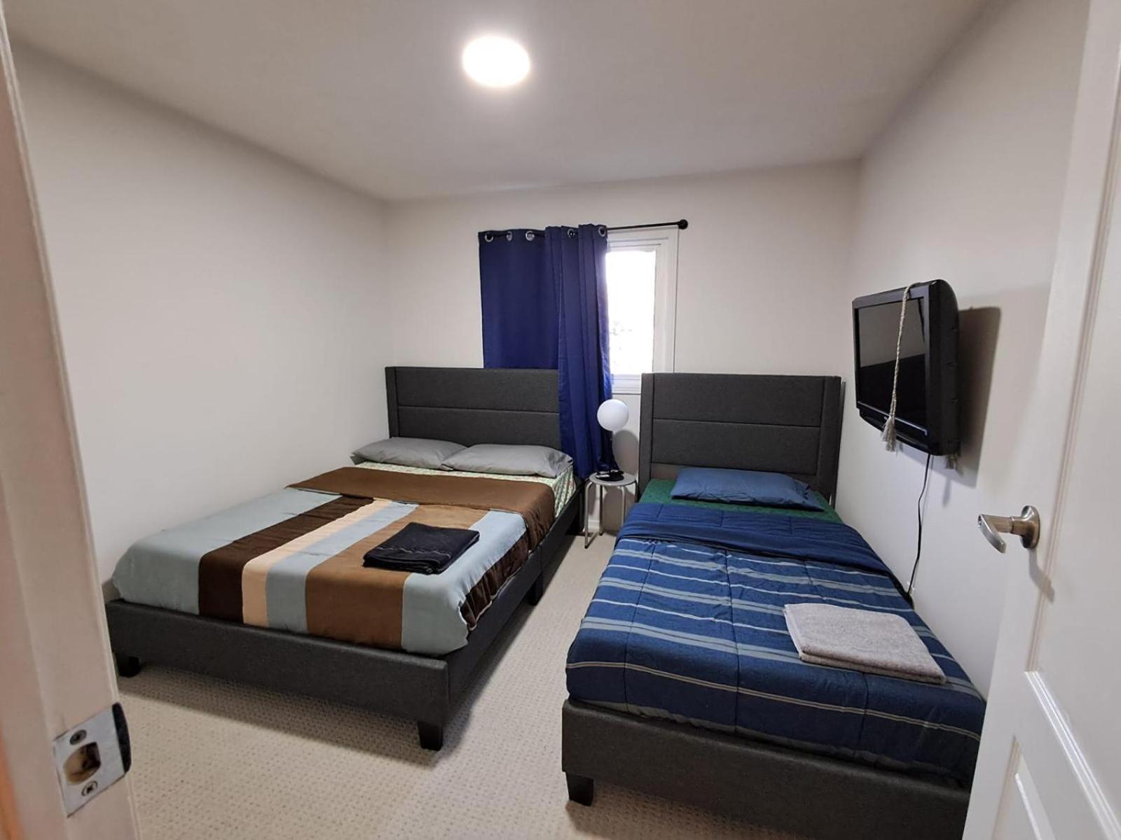 Square One Mississauga Suite- Attached Bathroom, Walking Transit & Plaza Exterior photo